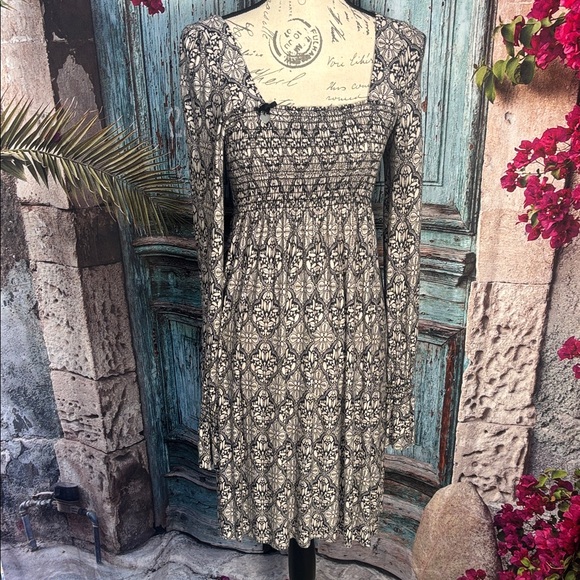 Guess Dresses & Skirts - Guess long sleeve stretchy dress, size large, good condition